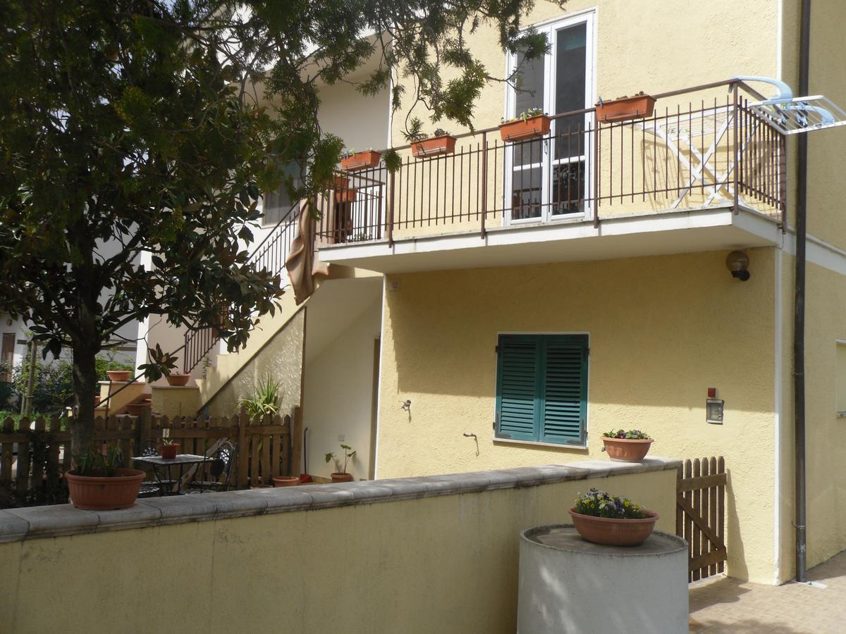 Da Angela - Camere Con Bagno Privato A Foligno Vicino Al Centro Buitenkant foto